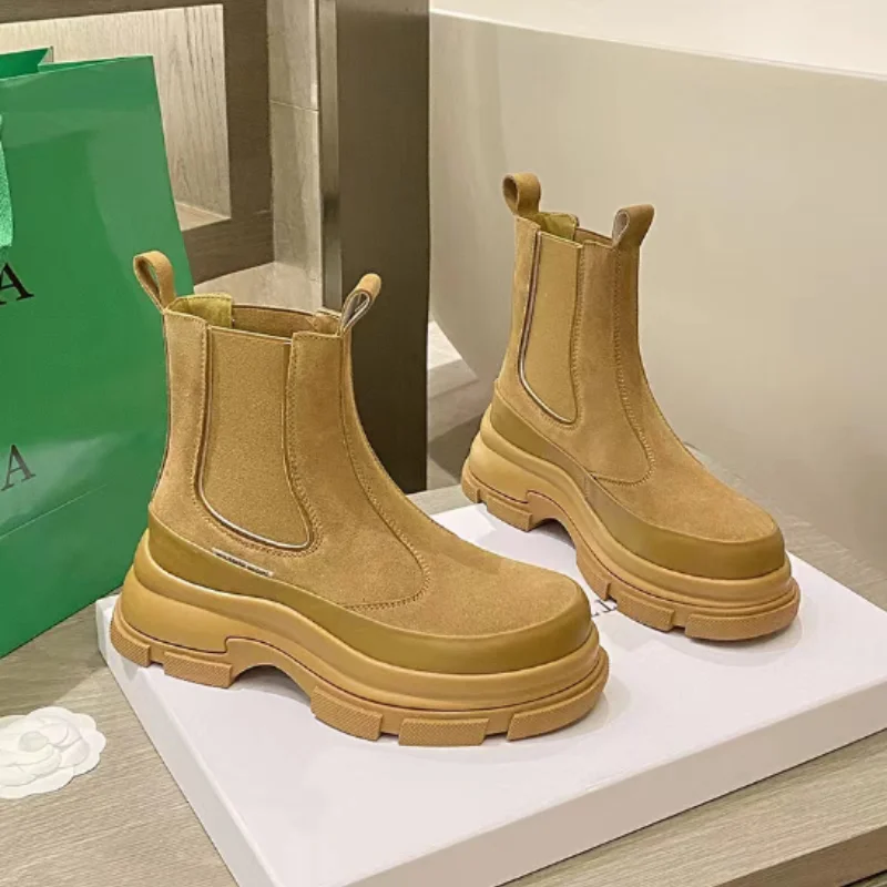 Женские замшевые ботинки на платформе, до щиколотки
Женские замшевые ботинки на платформе, до щиколотки