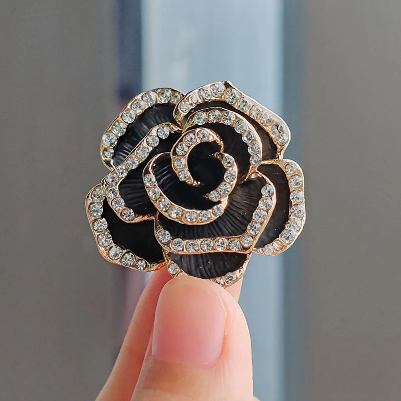 

2023 Classic Rhinestone Camellia Brooches For Women Luxury Elegant Pearl Brooch Pins Clothes Office Party Accessory Jewelry Gift