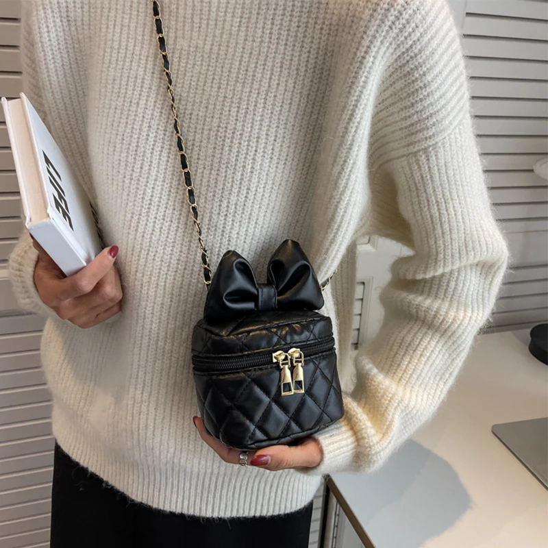 Fashion Shoulder Bag for Women Rhombus Embroidered Bowknot Small Square Crossbody Bag PU Leather Luxury Chain Messenger Handbags
Fashion Shoulder Bag for Women Rhombus Embroidered Bowknot Small Square Crossbody Bag PU Leather Luxury Chain Messenger Handbags