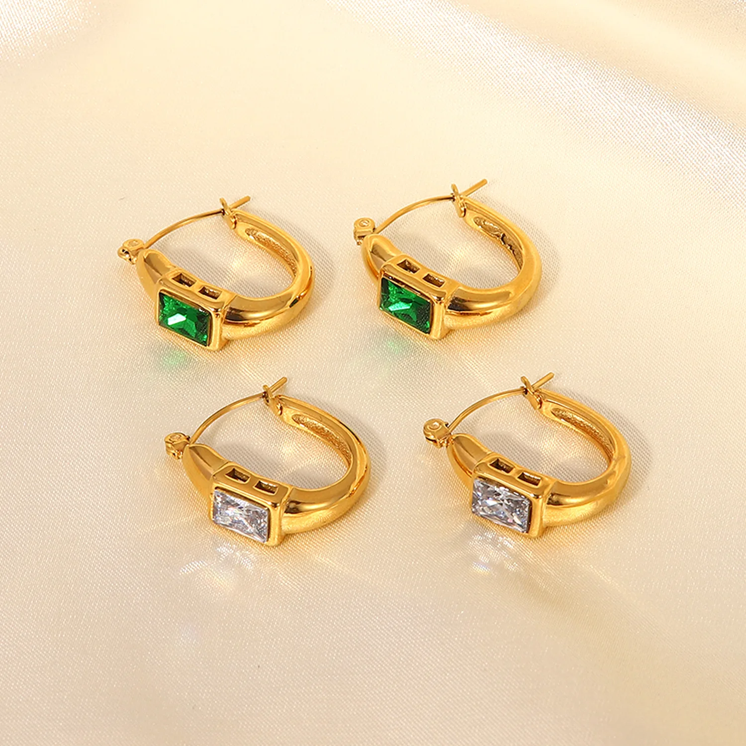 DEAR-LIFE Gold-plated stainless steel earrings square crystal zirconia U-shaped earrings geometric earrings jewelry for women
DEAR-LIFE Gold-plated stainless steel earrings square crystal zirconia U-shaped earrings geometric earrings jewelry for women