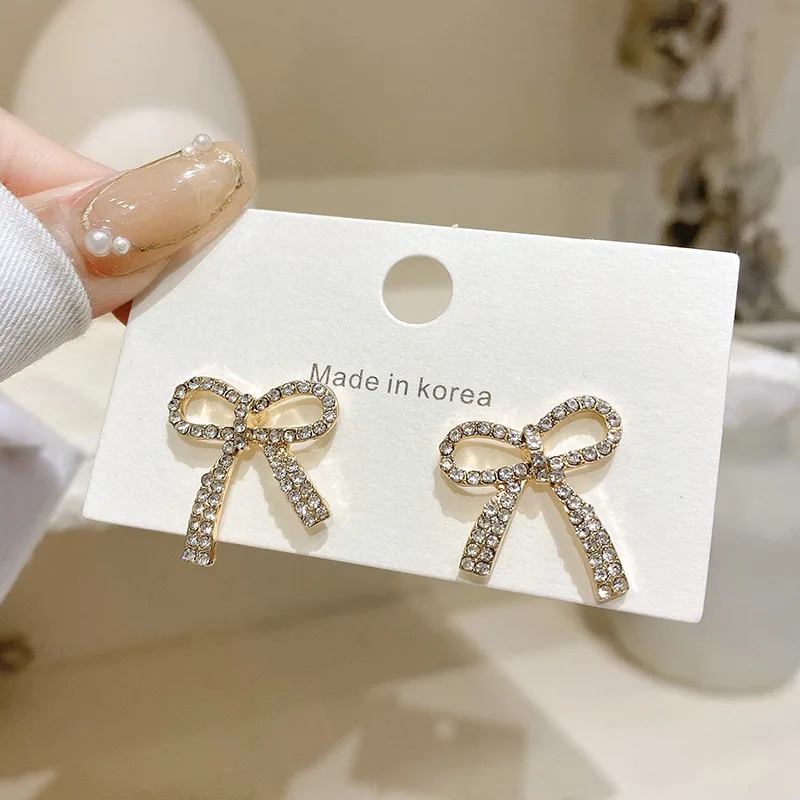 New Arrive Trend Crystal Bowknot Stud Earrings for Women Girl Korean Style Design Minimalist Party Jewelry Piercing Ear e268
New Arrive Trend Crystal Bowknot Stud Earrings for Women Girl Korean Style Design Minimalist Party Jewelry Piercing Ear e268