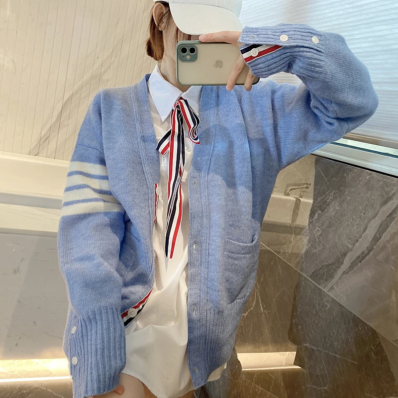 TB Cardigan Haze Blue Wool Sweater Thom Four Bar V-neck Versatile Loose Version Coat for Men and Women
TB Cardigan Haze Blue Wool Sweater Thom Four Bar V-neck Versatile Loose Version Coat for Men and Women