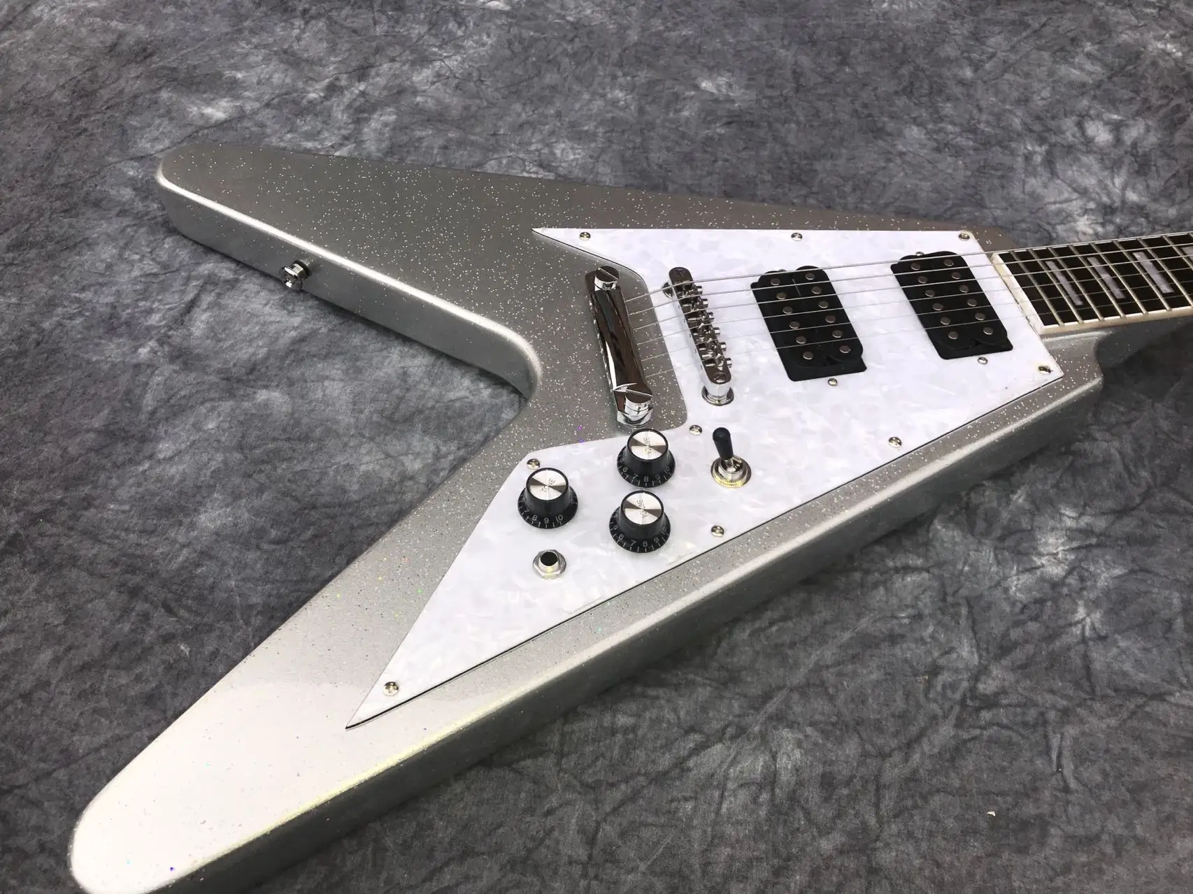 Серебряная 6-струнная электрическая гитара, черное дерево, Fretboard, белый цвет жемчужная Накладка для гитары серебряный цвет, бесплатная доставка
Серебряная 6-струнная электрическая гитара, черное дерево, Fretboard, белый цвет жемчужная Накладка для гитары серебряный цвет, бесплатная доставка