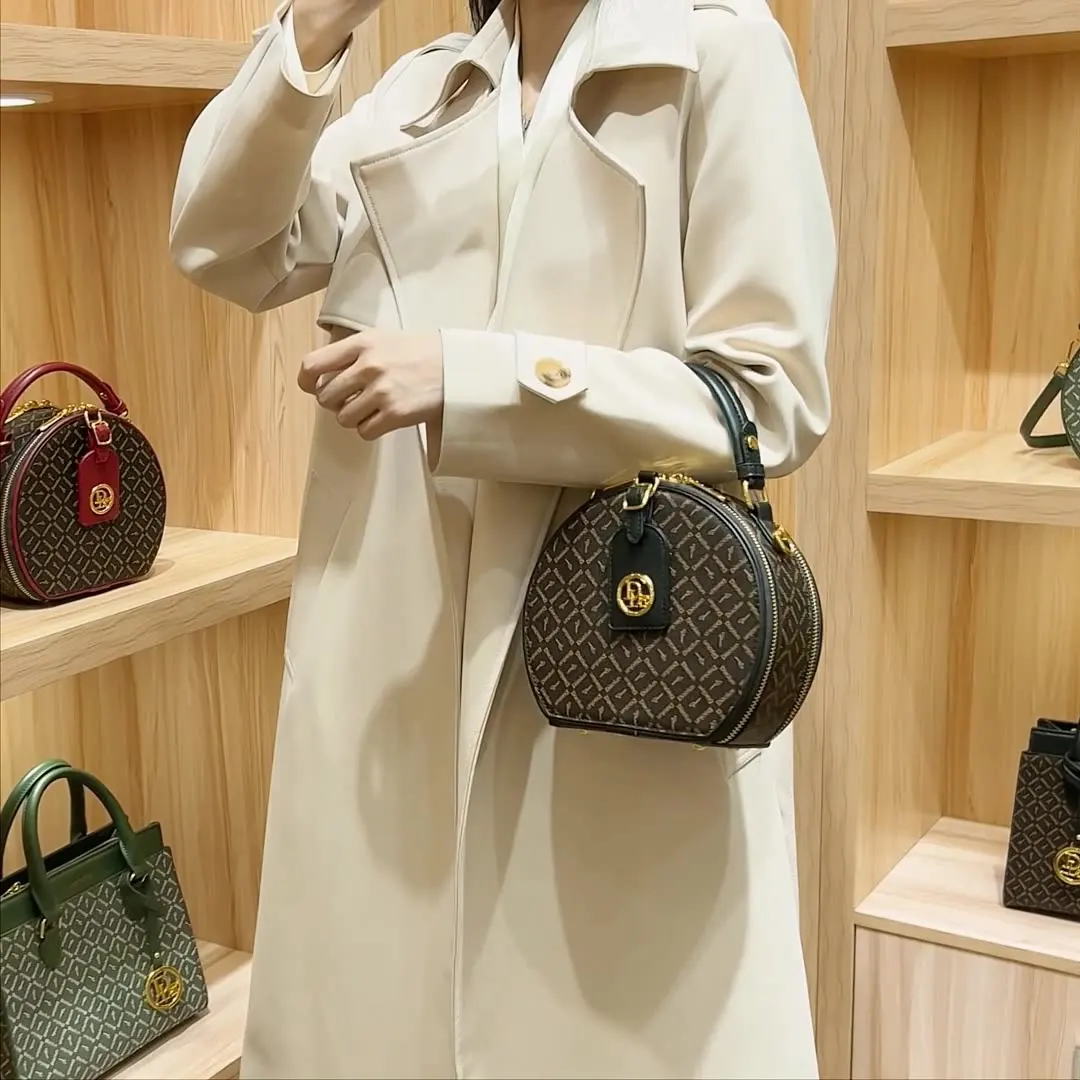 The new printed apple bag in spring 2023 has a shoulder sling and a small handbag, simple and versatile retro women's bag W820
The new printed apple bag in spring 2023 has a shoulder sling and a small handbag, simple and versatile retro women's bag W820
