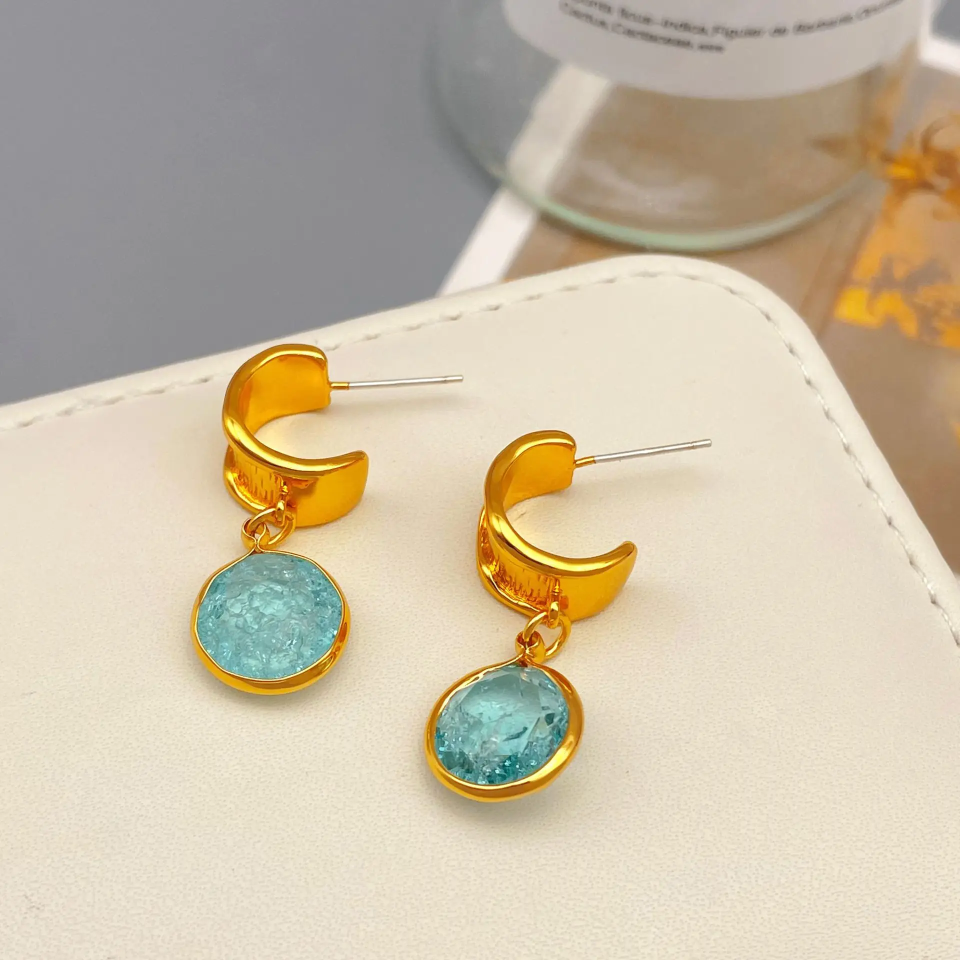 Vintage irregular C-shaped pop crystal earrings for women blue round pendant small delicate personality classic eardrop
Vintage irregular C-shaped pop crystal earrings for women blue round pendant small delicate personality classic eardrop