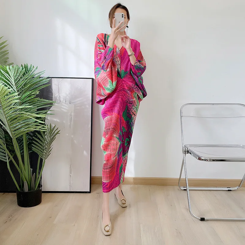 Miyake pleated bat sleeve dress 2022 spring and summer new printing large size folda loose bottoming skirt for women
Miyake pleated bat sleeve dress 2022 spring and summer new printing large size folda loose bottoming skirt for women