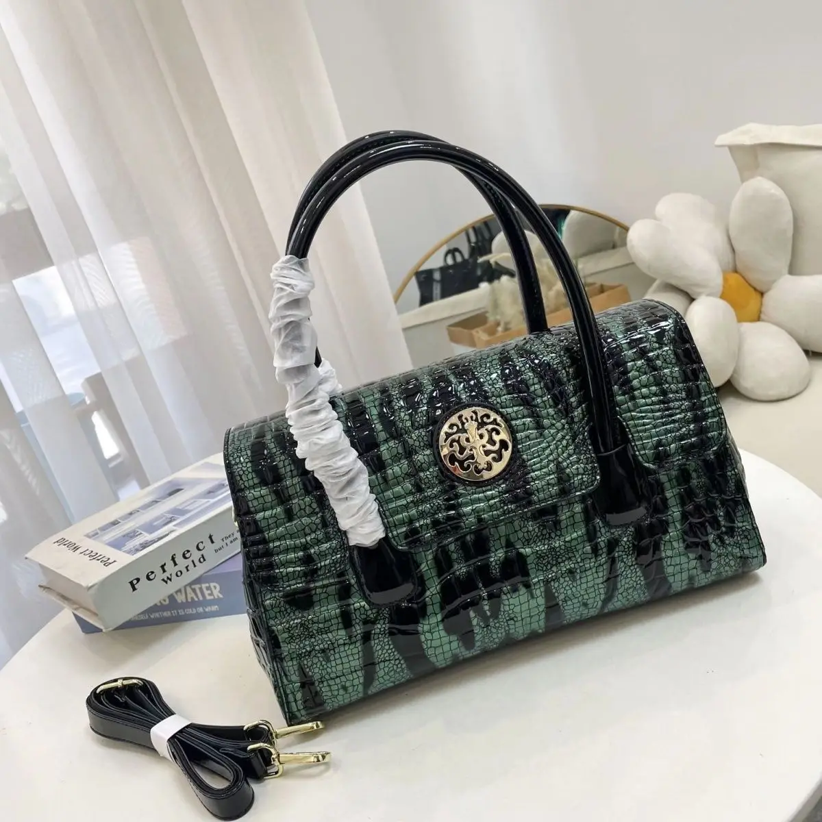 New Genuine Leather Lacquer Leather Crocodile Pattern Women's Advanced Fashion Fashionable Handbag One Shoulder Crossbody Bag
New Genuine Leather Lacquer Leather Crocodile Pattern Women's Advanced Fashion Fashionable Handbag One Shoulder Crossbody Bag