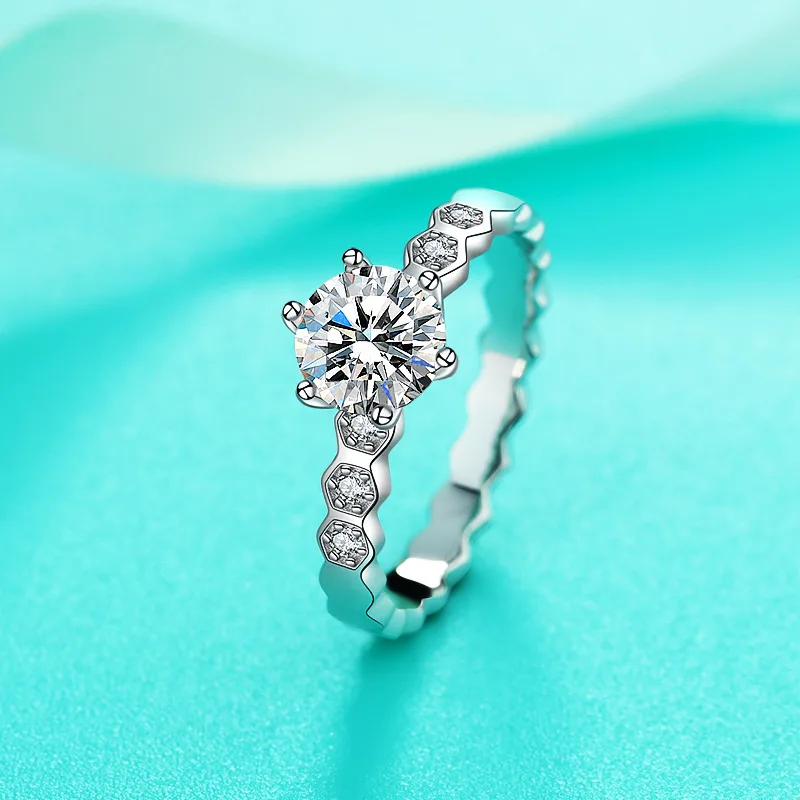 S925 Sterling Silver Plated Pt950 Gold Korean Style Fashion Classic Honeycomb Six Prong Moissanite Ring Women Free Shipping
S925 Sterling Silver Plated Pt950 Gold Korean Style Fashion Classic Honeycomb Six Prong Moissanite Ring Women Free Shipping