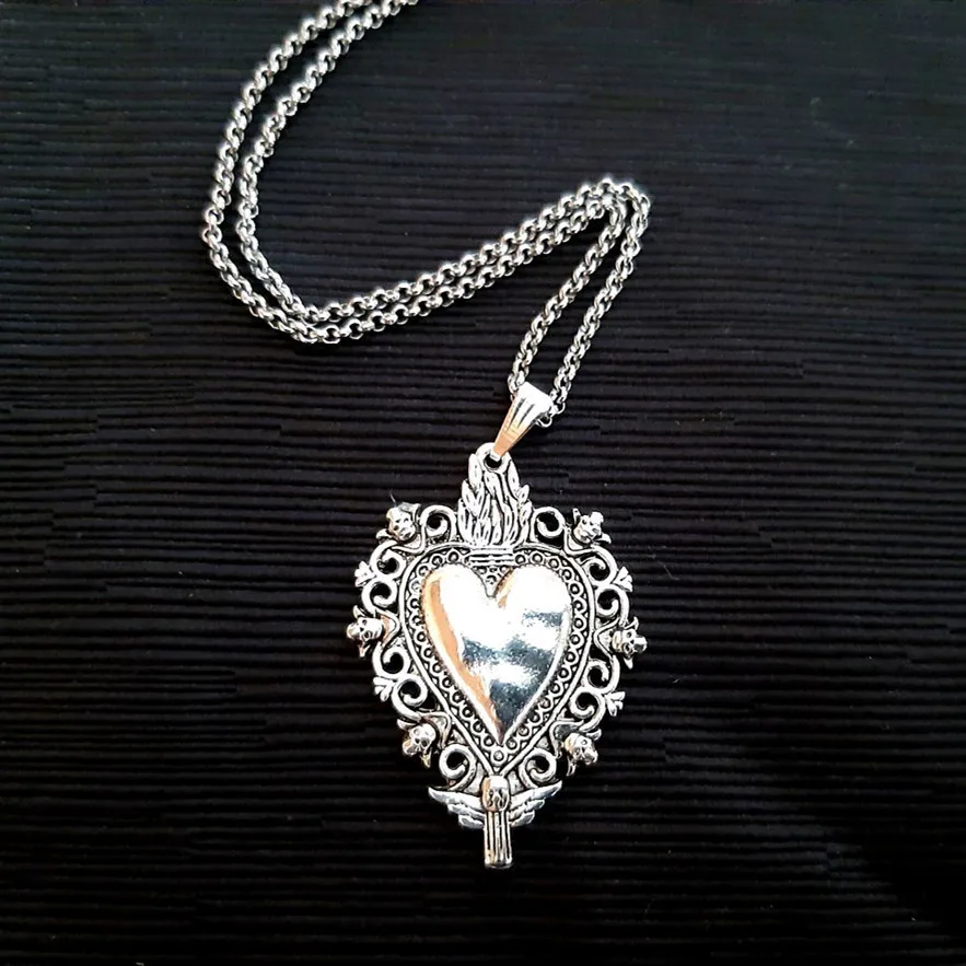1pc Vintage Fashion Gothic Heart Shape Pendant Necklace Trendy Punk Silver Color Women Necklace Jewelry Gift 
1pc Vintage Fashion Gothic Heart Shape Pendant Necklace Trendy Punk Silver Color Women Necklace Jewelry Gift