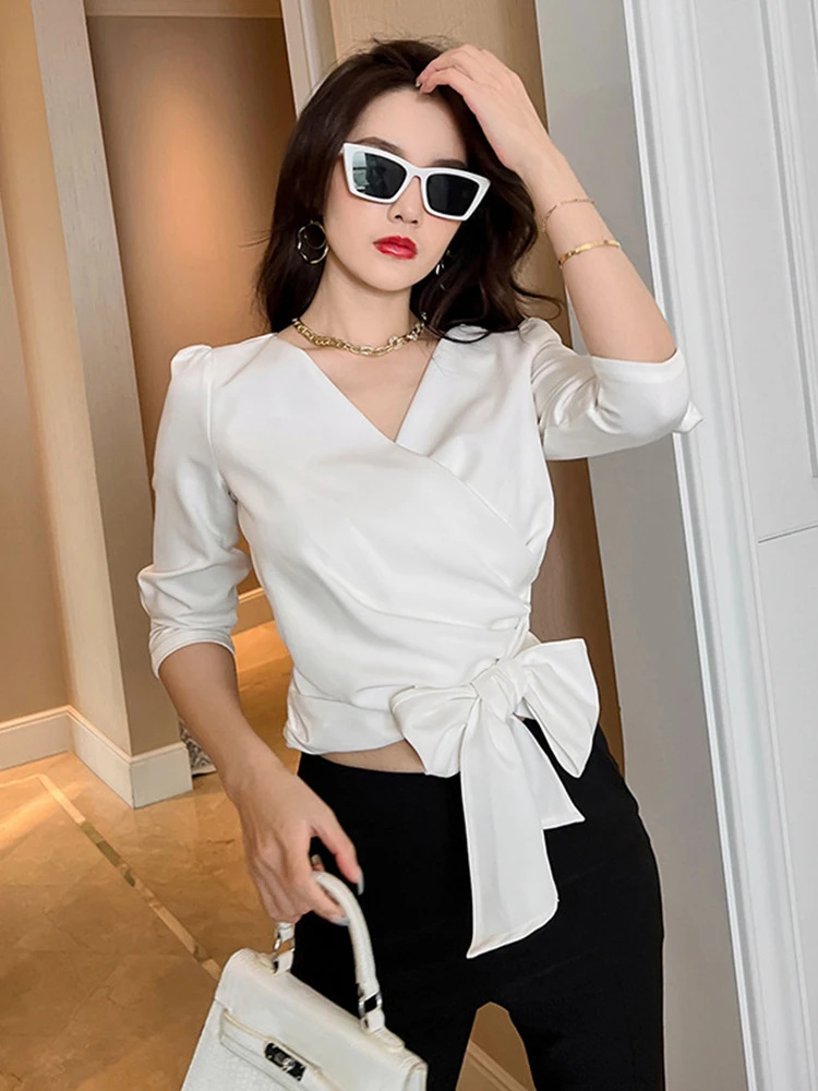 Korean Fashion Elegant Women Shirt White Temperament Vintage V-Neck Folds Wrap Lace-up Short Crop Tops Femme Slim Evening Blouse
Korean Fashion Elegant Women Shirt White Temperament Vintage V-Neck Folds Wrap Lace-up Short Crop Tops Femme Slim Evening Blouse