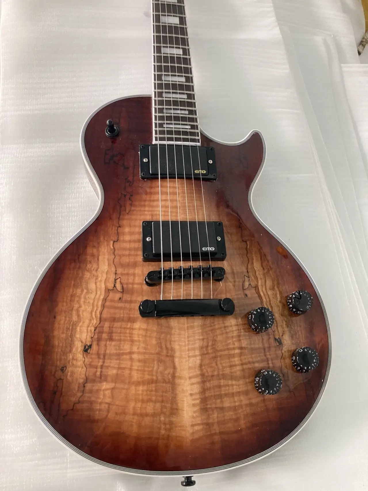 Oem Brown 6 Strings Electric Guitar Quilted Maple Top Black Hardware EMG Pickup EMG Pickup Free Delivery
Oem Brown 6 Strings Electric Guitar Quilted Maple Top Black Hardware EMG Pickup EMG Pickup Free Delivery