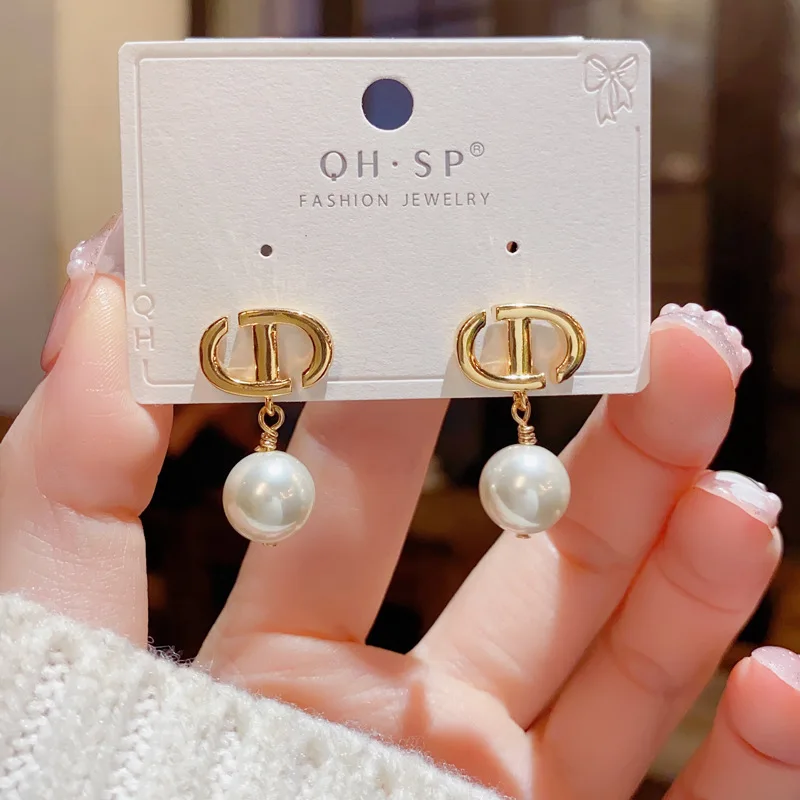 Korean Simplified Metal Letter Pearl Earrings
Korean Simplified Metal Letter Pearl Earrings