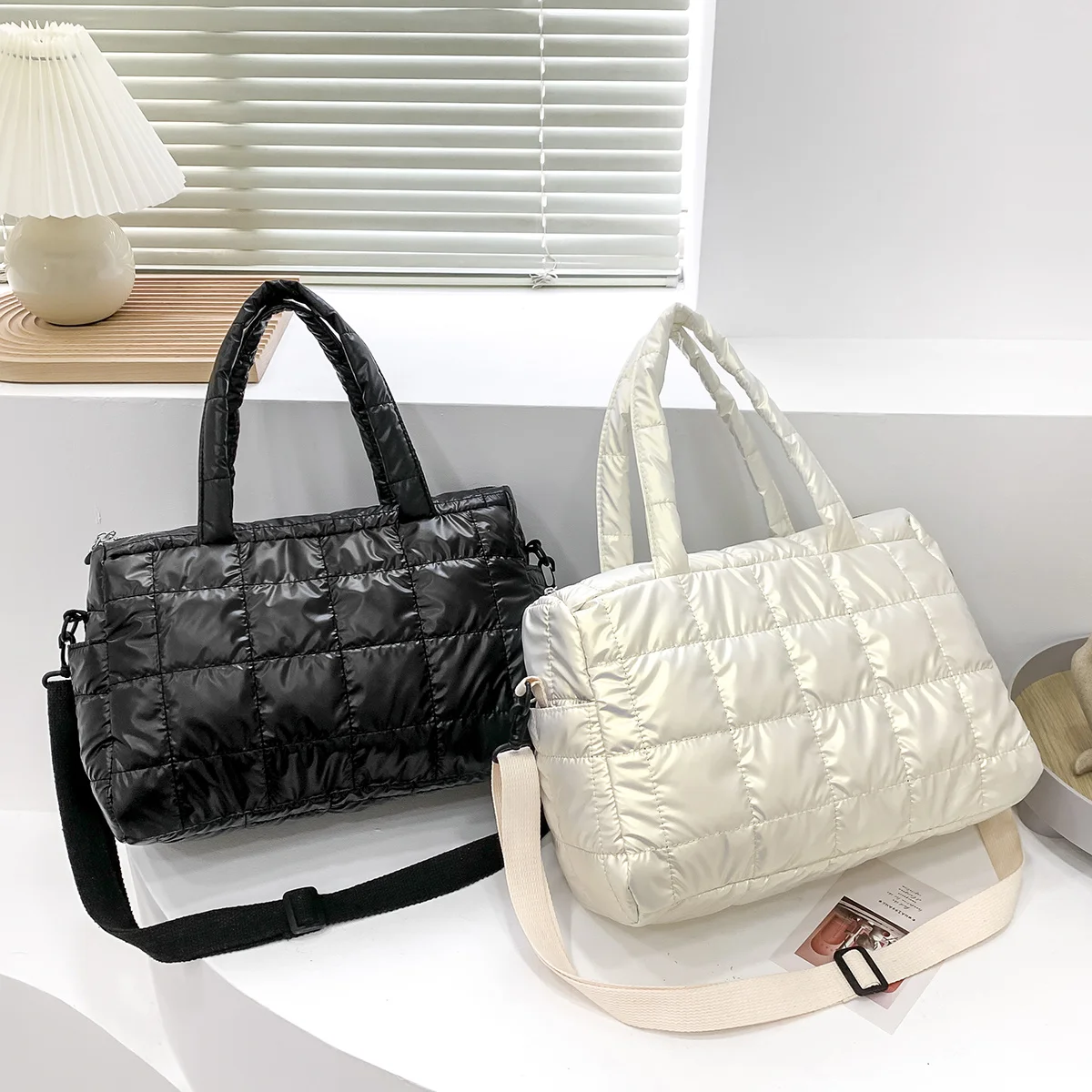2022 Autumn And Winter New Embroidered Thread Space Cotton Messenger Bag Fashion Shiny Women's Bag Casual Handbag
2022 Autumn And Winter New Embroidered Thread Space Cotton Messenger Bag Fashion Shiny Women's Bag Casual Handbag