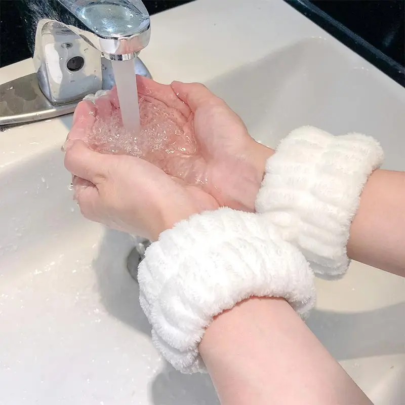 1 Pair Face Wash Wristband Artifacts Soft Water Absorption Moisture-proof Bracelets Yoga Running Wiping Sweat Microfiber
1 Pair Face Wash Wristband Artifacts Soft Water Absorption Moisture-proof Bracelets Yoga Running Wiping Sweat Microfiber