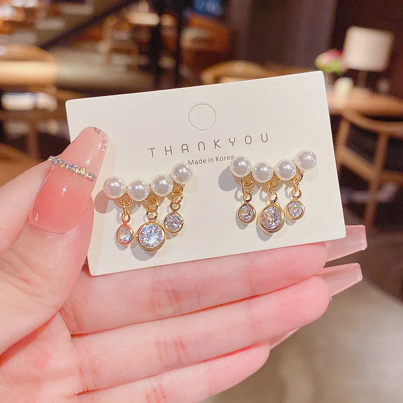 Korean version of simple fashion geometric pearl inlaid diamond S925 silver pin earrings female temperament exquisite earrings
Korean version of simple fashion geometric pearl inlaid diamond S925 silver pin earrings female temperament exquisite earrings
