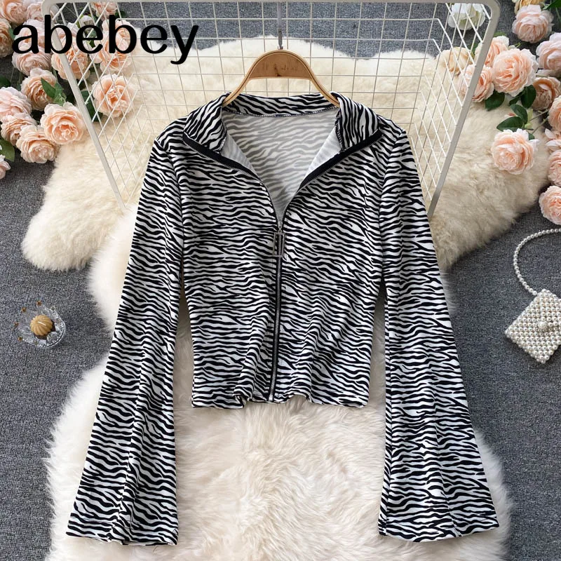 Autumn New Retro Print Cardigan Female Chic Long Sleeve Slim Tops Fashion Korean Streetwear Short Zipper Outerwear
Autumn New Retro Print Cardigan Female Chic Long Sleeve Slim Tops Fashion Korean Streetwear Short Zipper Outerwear