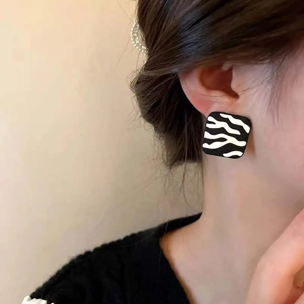 Black and White Stripe Geometric Square Stud Earrings Retro Temperament Women's Earrings Gift
Black and White Stripe Geometric Square Stud Earrings Retro Temperament Women's Earrings Gift