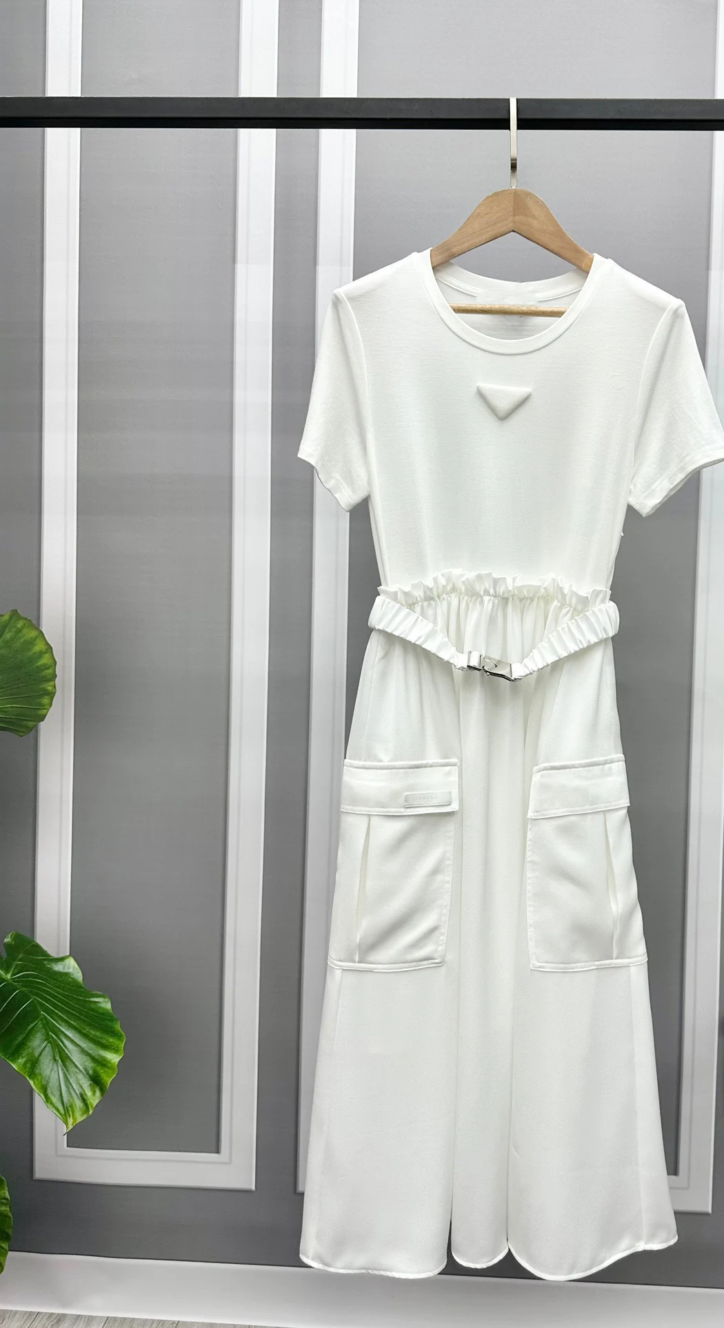 Spring and summer the latest splicing style dress, full of petty bourgeois feelings, pure color temperament to break the quiet 
Spring and summer the latest splicing style dress, full of petty bourgeois feelings, pure color temperament to break the quiet