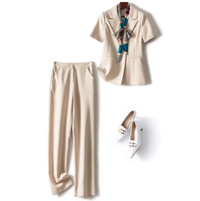 European and American women's summer 2022 new Printed silk scarves Short sleeve jacket 7 minutes of pants Fashion suits
European and American women's summer 2022 new Printed silk scarves Short sleeve jacket 7 minutes of pants Fashion suits