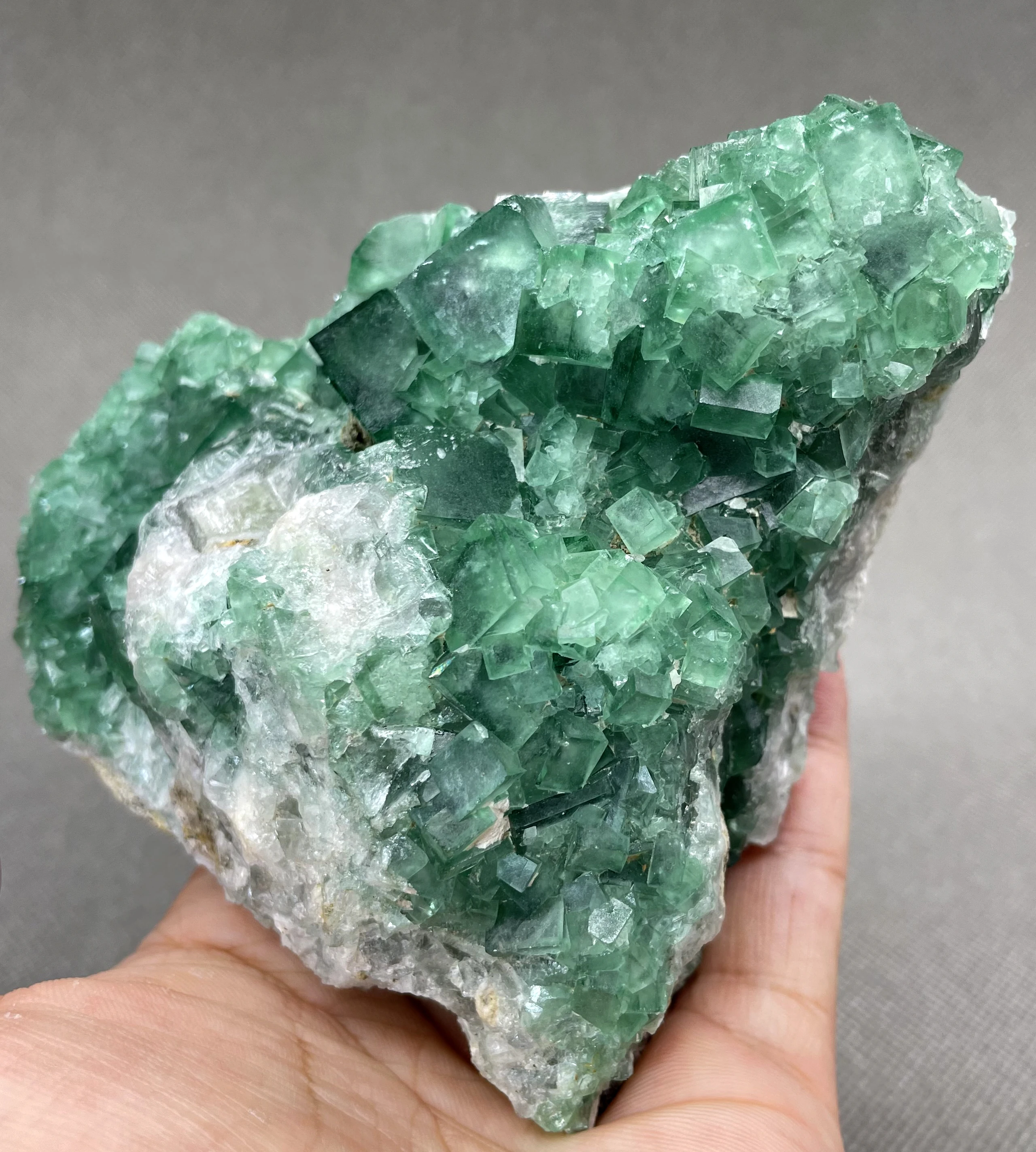 NEW! BIG! 661g Natural “Heart-shaped” green Sunlight Fluorite Mineral specimen cluster Stones and crystals Healing crystal
NEW! BIG! 661g Natural “Heart-shaped” green Sunlight Fluorite Mineral specimen cluster Stones and crystals Healing crystal