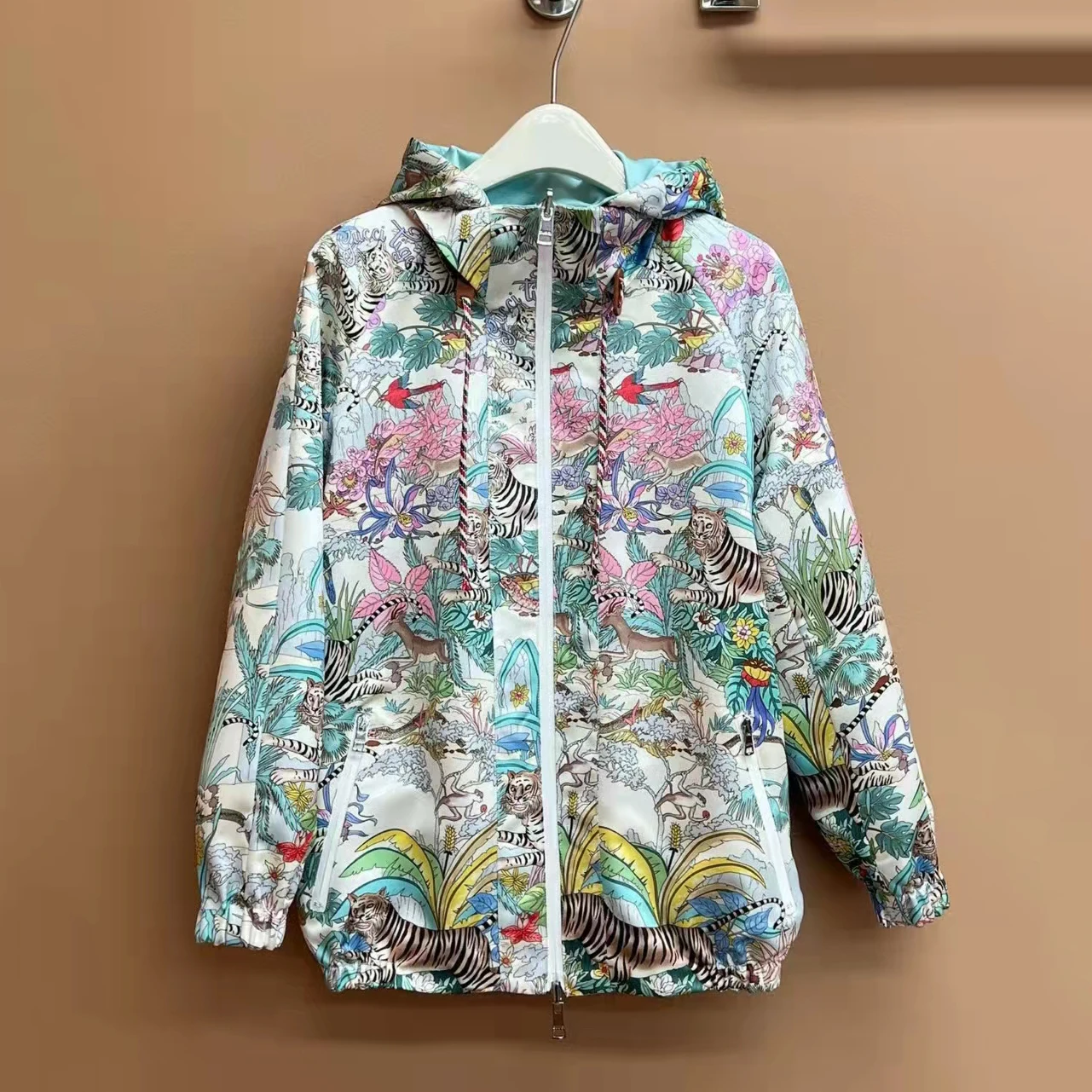 2022 Early Spring Tiger Year limited reversible bomber jacket, fashionable and versatile jungle adventure printed casual jacket
2022 Early Spring Tiger Year limited reversible bomber jacket, fashionable and versatile jungle adventure printed casual jacket