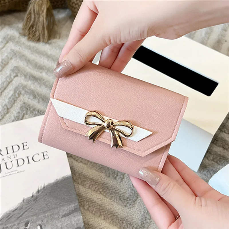 Женский кошелек, складной портативный Дамский короткий кошелек для монет, модный симпатичный клатч с бантом, качественный женский кошелек ... 
Женский кошелек, складной портативный Дамский короткий кошелек для монет, модный симпатичный клатч с бантом, качественный женский кошелек ...