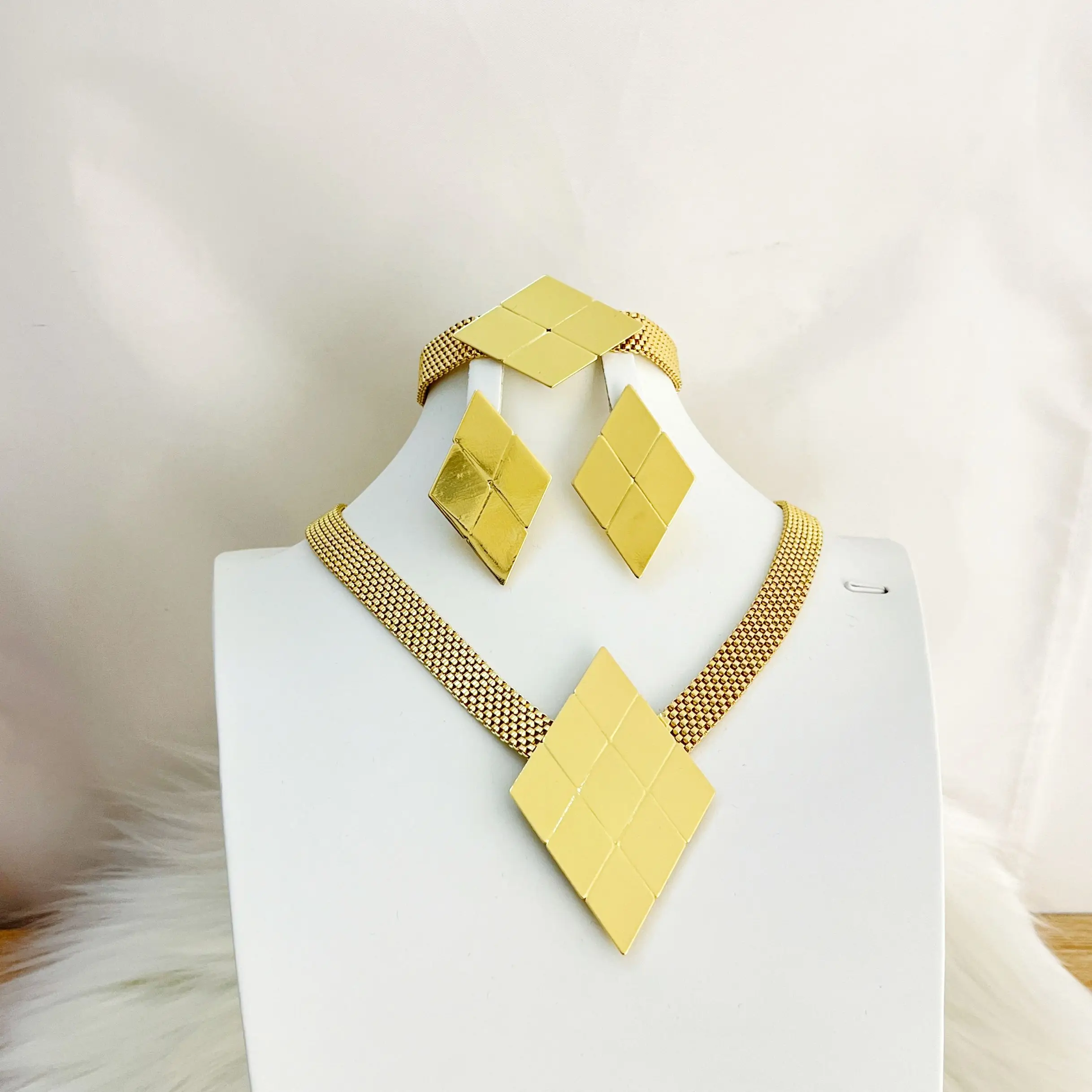 Gold Colour Plated Necklace Earring Set Beautiful Fashion Trend Sweet Romantic Party Wedding
Gold Colour Plated Necklace Earring Set Beautiful Fashion Trend Sweet Romantic Party Wedding