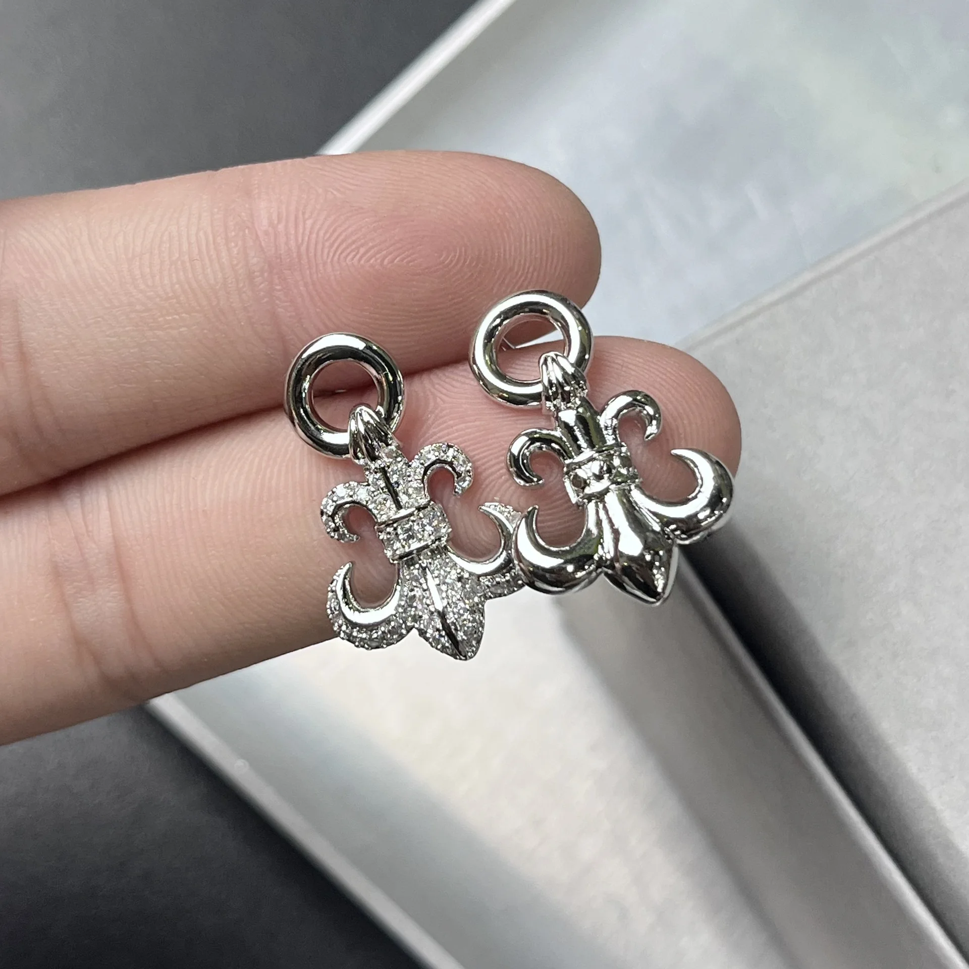 YOUNGX Vintage Asymmetric Full Zircon Anchor Earrings For Women Niche Light Luxury Silver Color Ear Stud Jewelry Party Gift
YOUNGX Vintage Asymmetric Full Zircon Anchor Earrings For Women Niche Light Luxury Silver Color Ear Stud Jewelry Party Gift
