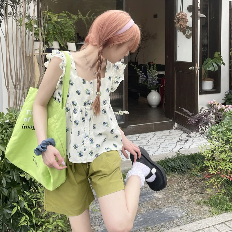 Sweet girl little fly sleeve floral vest summer 2022 new French style temperament square neck age reducing suspender women's top
Sweet girl little fly sleeve floral vest summer 2022 new French style temperament square neck age reducing suspender women's top