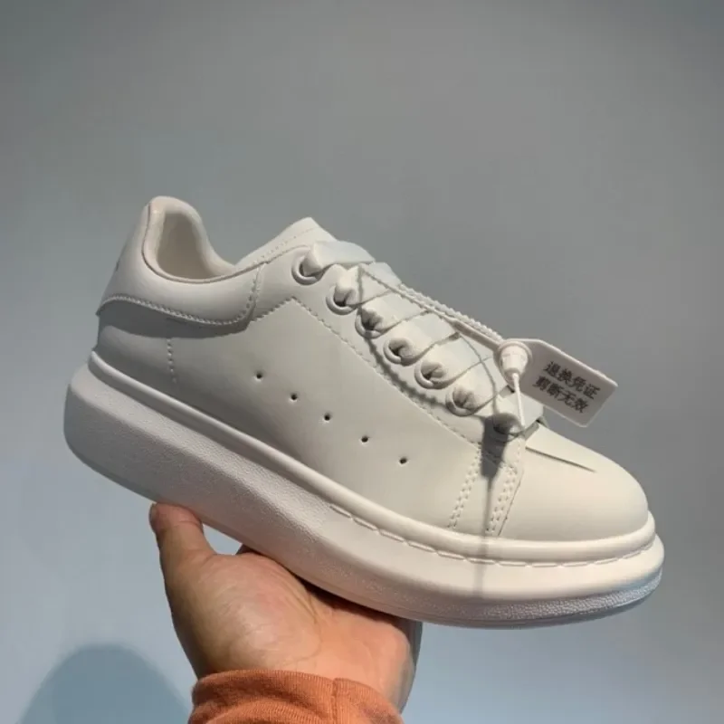 2023 New White Sneakers Womens Mens Leather Shoes Platform Sneakers Flat Casual Party Wedding Shoes Sports Sneaker Size 35-45
2023 New White Sneakers Womens Mens Leather Shoes Platform Sneakers Flat Casual Party Wedding Shoes Sports Sneaker Size 35-45