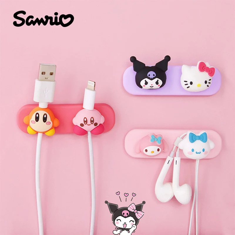 Кавайный триммер Kuromi для передачи данных, мультяшный персонаж аниме Sanrio Mymelody Cinnamoroll, настольные наушники для хранения, игрушки в подарок
Кавайный триммер Kuromi для передачи данных, мультяшный персонаж аниме Sanrio Mymelody Cinnamoroll, настольные наушники для хранения, игрушки в подарок