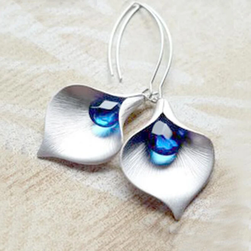 Creative Design Blue Rhinestone Floral Hoop Earrings Vintage Trend Women Earring Pendant Elegant Female Jewelry Accessories
Creative Design Blue Rhinestone Floral Hoop Earrings Vintage Trend Women Earring Pendant Elegant Female Jewelry Accessories