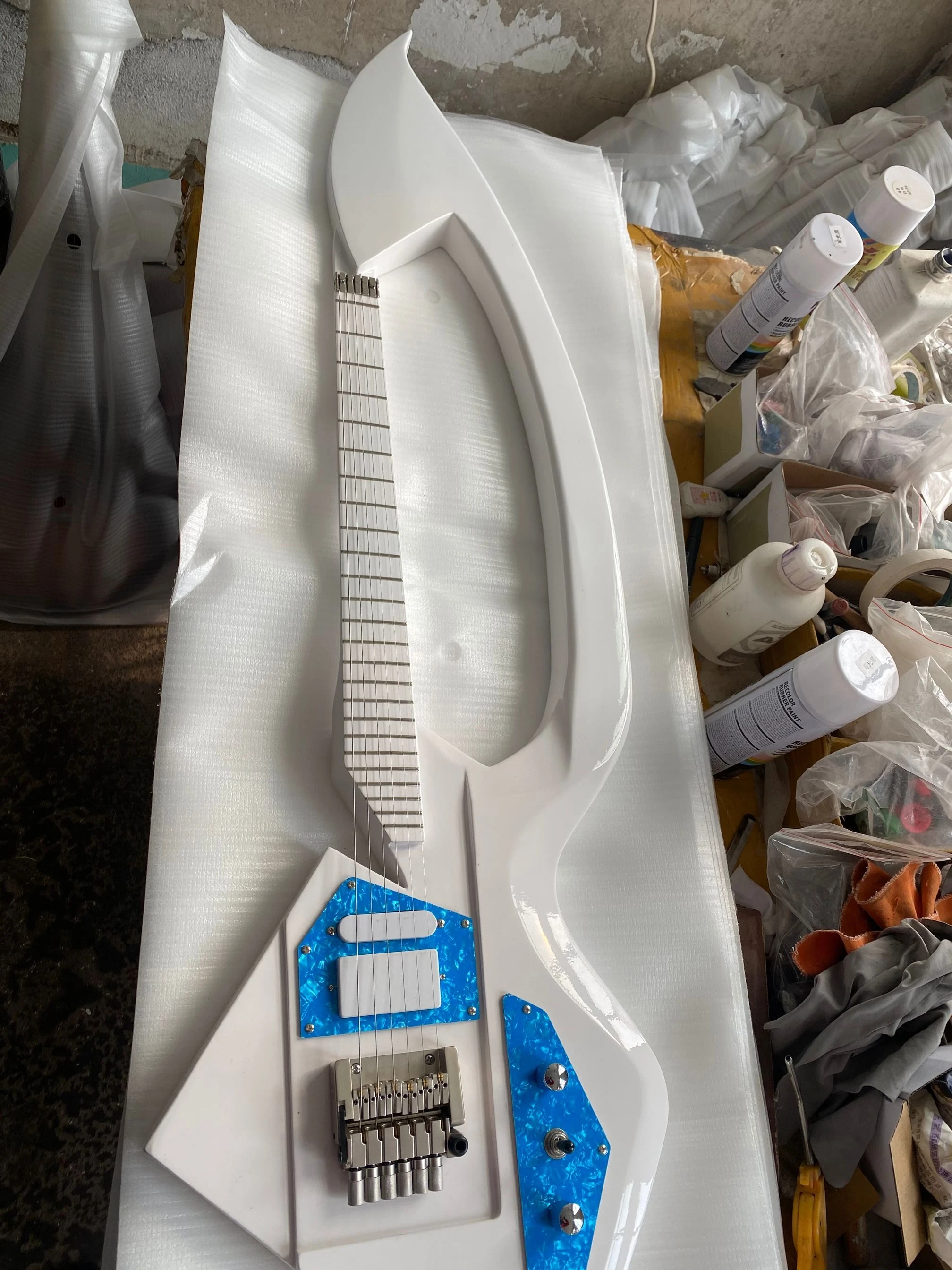Электрогитара YUMIYA Prince Model C белая хромированная Tremolo Производство Корея - купить