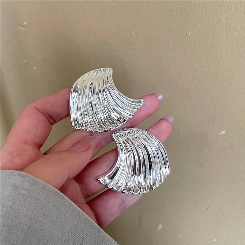 Retro Punk Silver Metal Exaggerated Curved Shell Sea Wave Stud Earrings Scalloped Feather Earrings Personality Fashion Women
Retro Punk Silver Metal Exaggerated Curved Shell Sea Wave Stud Earrings Scalloped Feather Earrings Personality Fashion Women