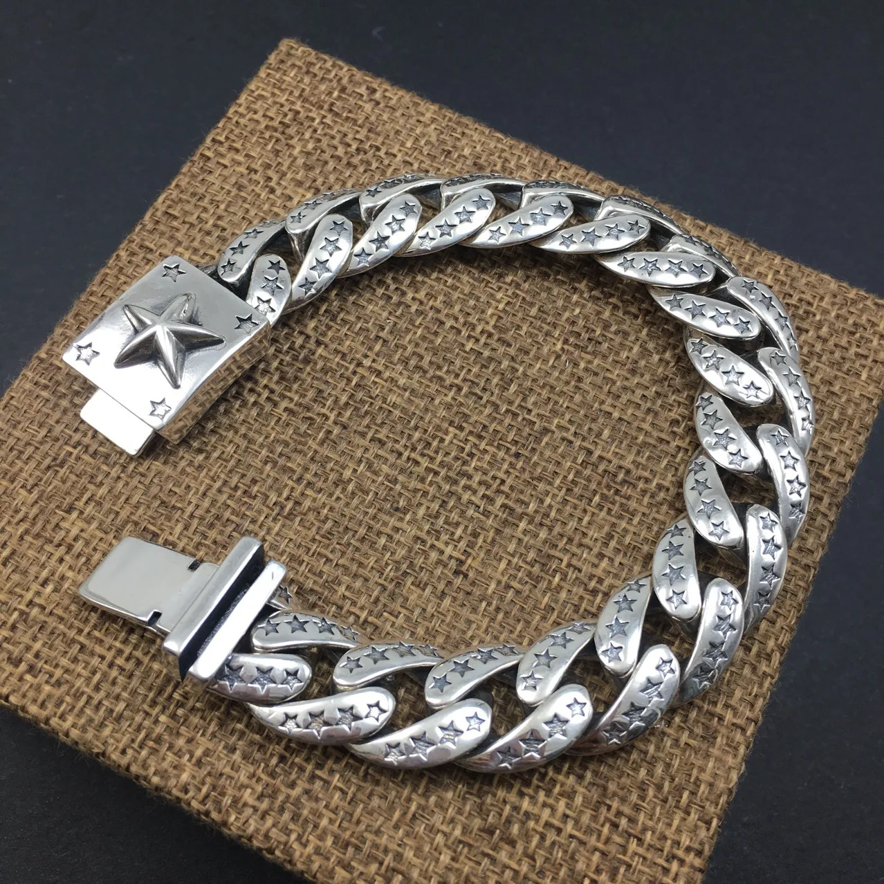 S925 Sterling Silver Punk Retro European and American Ancient Pentagram Men's Aggressive Personality Star Bracelet
S925 Sterling Silver Punk Retro European and American Ancient Pentagram Men's Aggressive Personality Star Bracelet