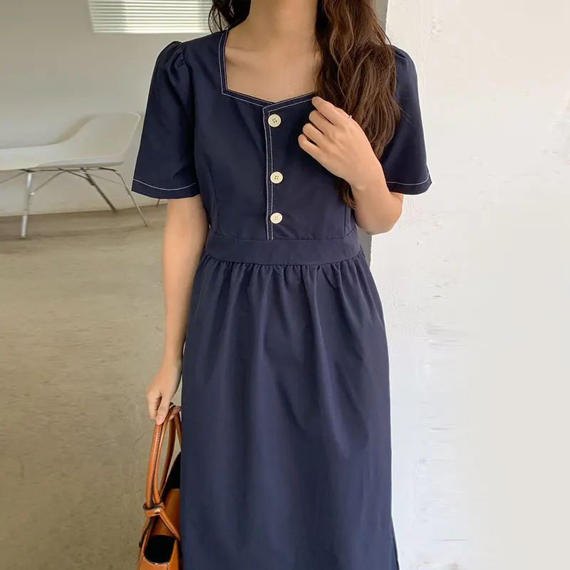 Летнее платье-макси с коротким рукавом и тремя пуговицами
Летнее платье-макси с коротким рукавом и тремя пуговицами