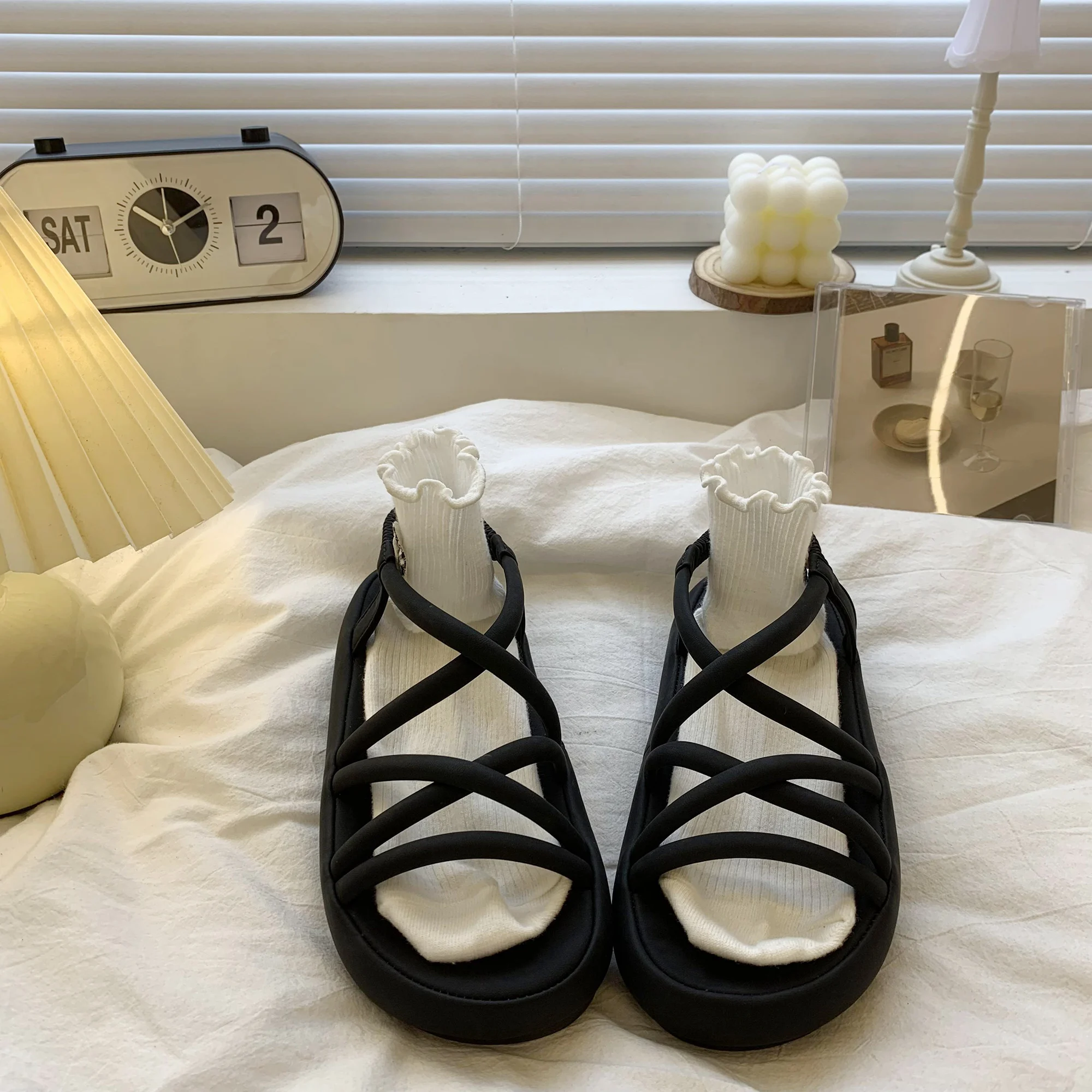 Женские босоножки в римском стиле средней высоты, черные универсальные сандалии-гладиаторы на танкетке, на каблуке, для лета, 2023