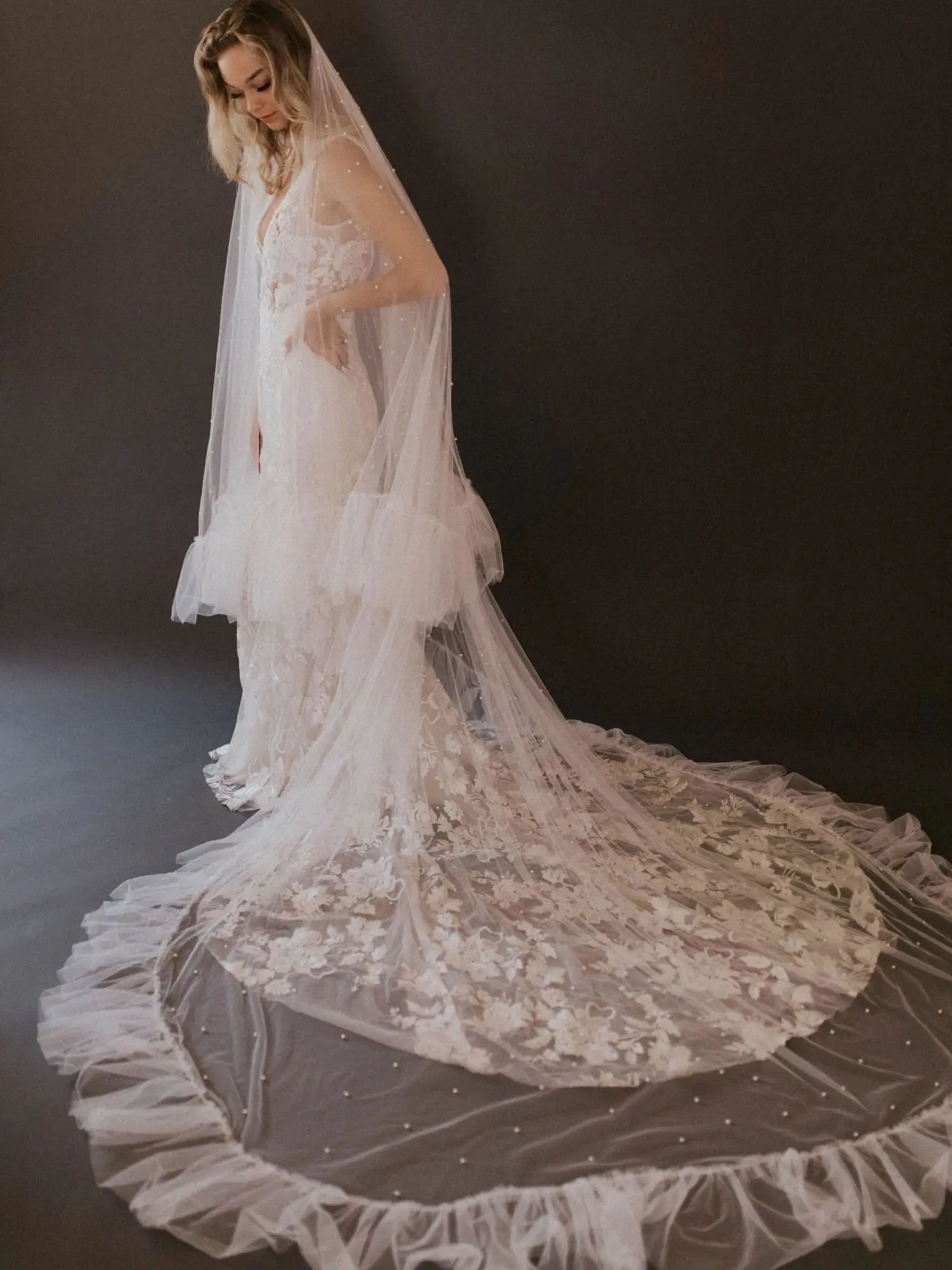 Фата свадебная двухслойная со съемным хвостом и оборками, с жемчугом, для невесты
Фата свадебная двухслойная со съемным хвостом и оборками, с жемчугом, для невесты