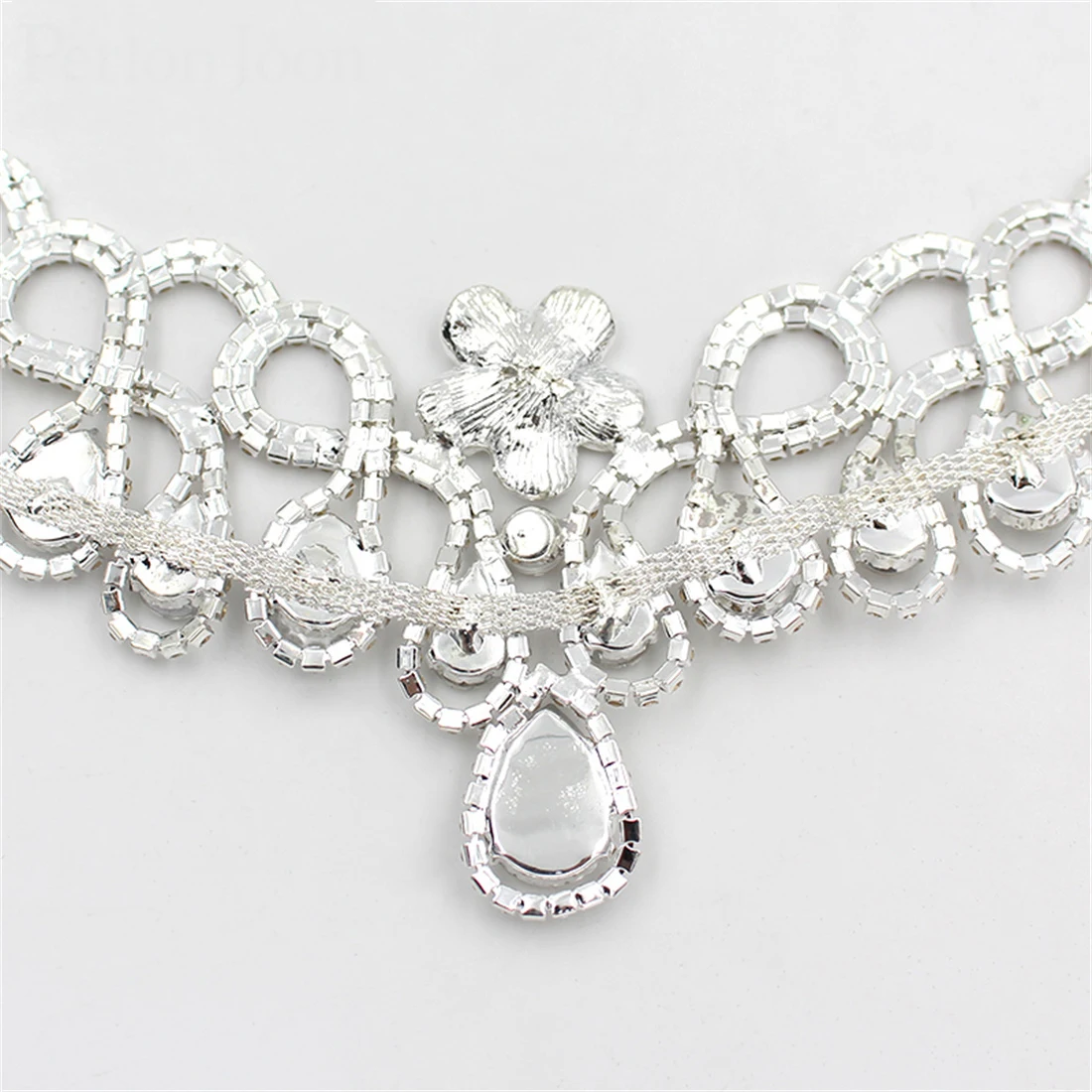 Sparkling Glass Water Drop Flower Decoration Neckline Applique Patch Wedding Gress Accessory Rhinestone Appliques for Clothing
Sparkling Glass Water Drop Flower Decoration Neckline Applique Patch Wedding Gress Accessory Rhinestone Appliques for Clothing