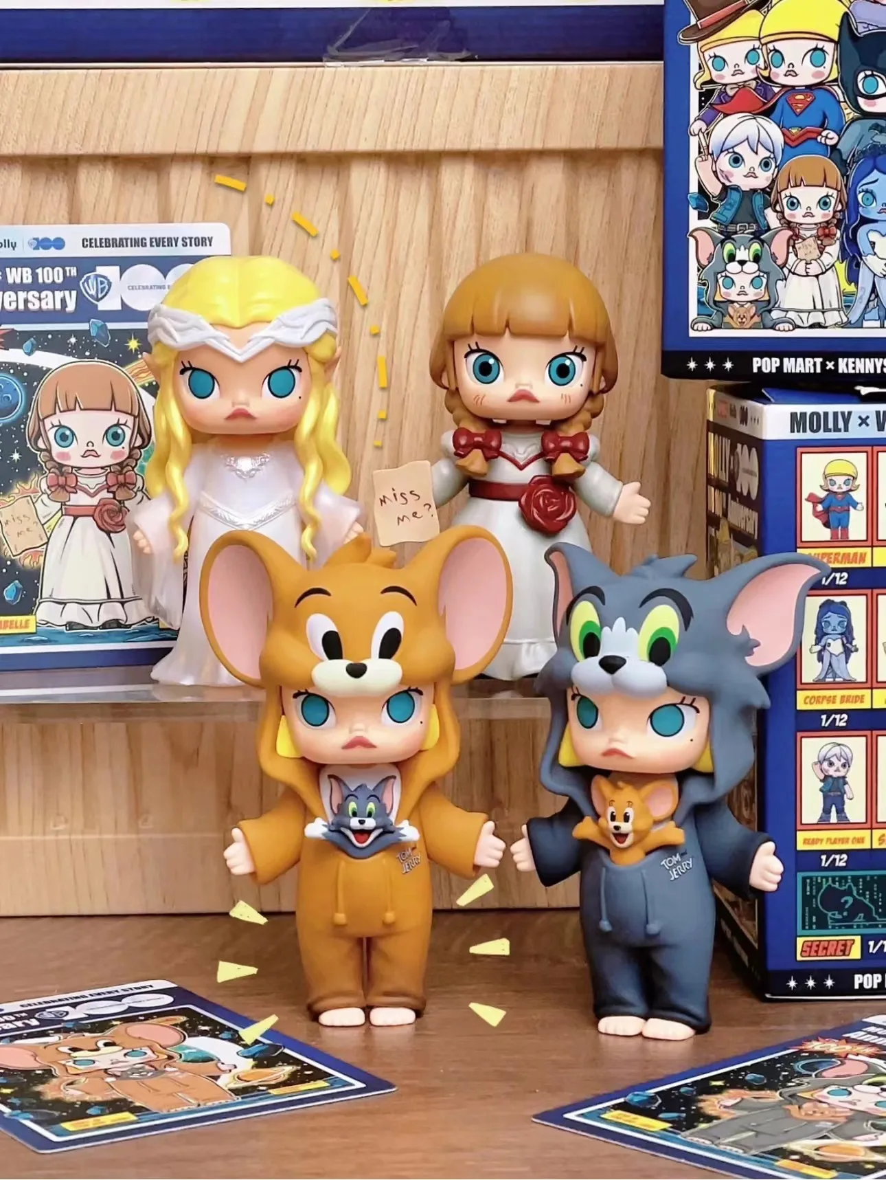 Оригинальные Игрушки POP MART модель подтвержденный Стиль Милая аниме фигурка подарок коробка сюрпризов Молли фильмы серия 100th годовщина
Оригинальные Игрушки POP MART модель подтвержденный Стиль Милая аниме фигурка подарок коробка сюрпризов Молли фильмы серия 100th годовщина