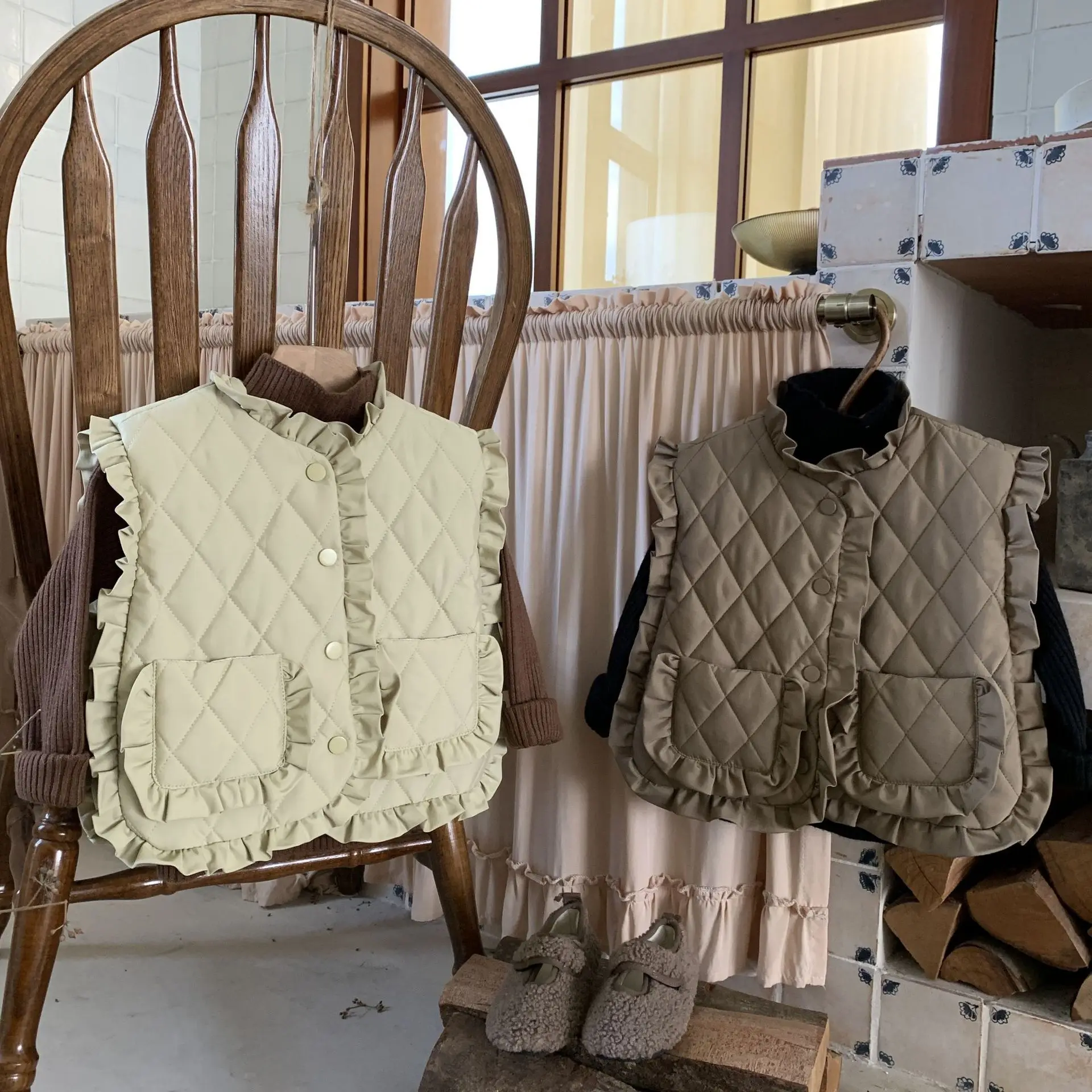 Girl's Vest Cotton Coat 2023 Autumn and Winter New Korean Cute Sweet Lace Cotton Padded Girl's Vest Warm Cotton Waistcoat
Girl's Vest Cotton Coat 2023 Autumn and Winter New Korean Cute Sweet Lace Cotton Padded Girl's Vest Warm Cotton Waistcoat