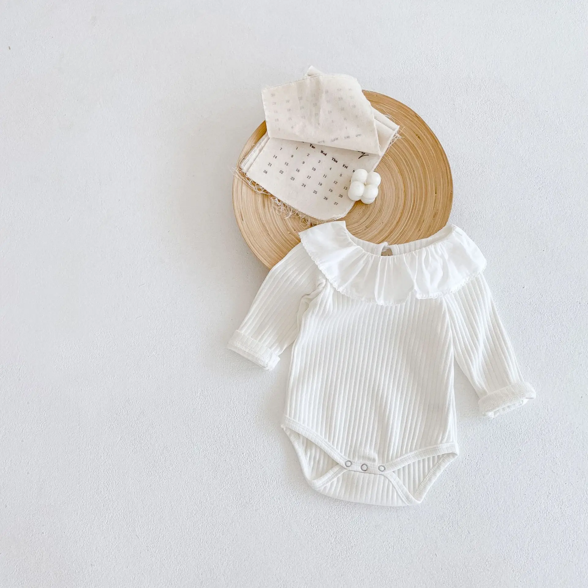 2022 spring and autumn newborn baby girl baby lotus leaf collar bottom romper one-piece jumpsuit thick section
2022 spring and autumn newborn baby girl baby lotus leaf collar bottom romper one-piece jumpsuit thick section
