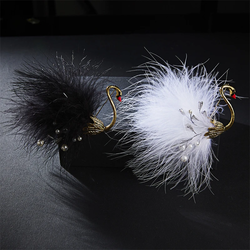 

Fashion New White Feather Pearl Crystal Animal Brooch Creative Noble and Luxurious Swan Brooches Alloy Bird Badge for Women