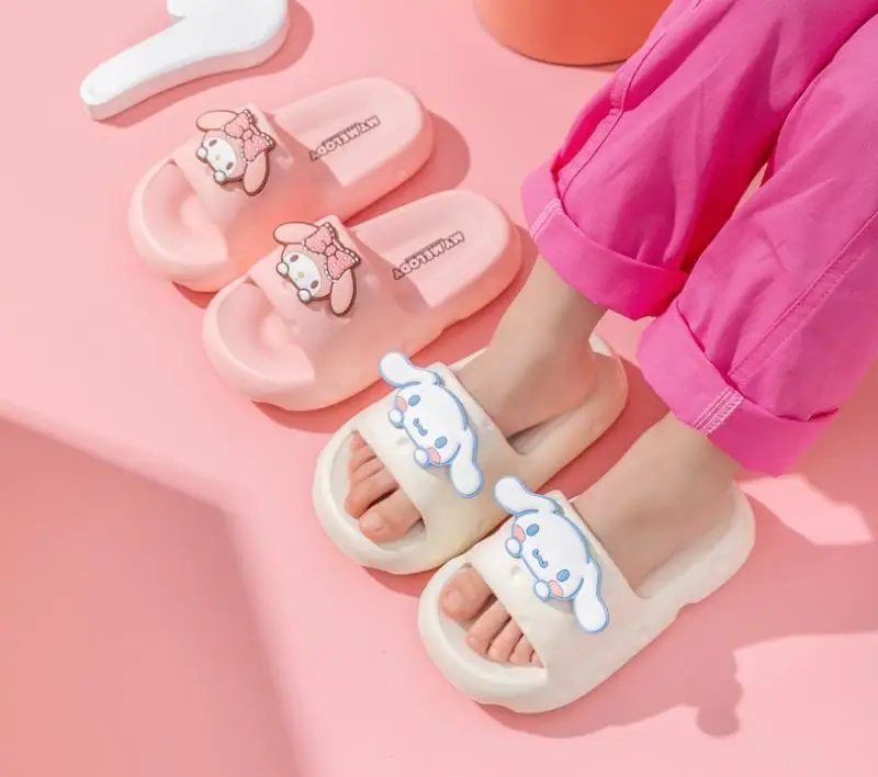 Новые Симпатичные Нескользящие тапочки в стиле аниме для ванной комнаты, летняя мягкая пляжная обувь, сандалии для мальчиков и девочек, детские модные подарки
Новые Симпатичные Нескользящие тапочки в стиле аниме для ванной комнаты, летняя мягкая пляжная обувь, сандалии для мальчиков и девочек, детские модные подарки