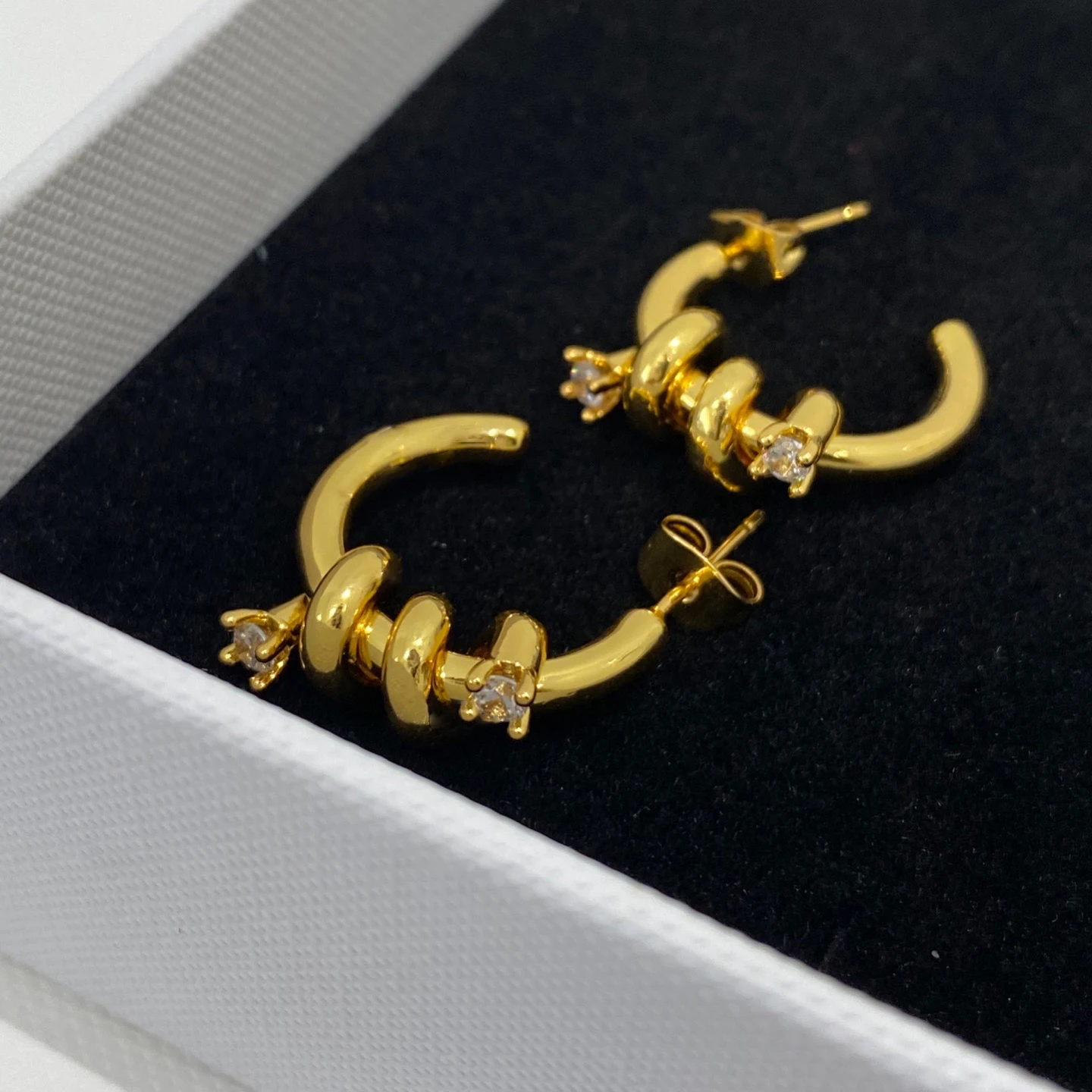 Fashion Designer Famous Brand Irregular Twisted Diamond Crystal 18K Gold Earrings For Women High Quality Luxury Jewelry Runway 
Fashion Designer Famous Brand Irregular Twisted Diamond Crystal 18K Gold Earrings For Women High Quality Luxury Jewelry Runway