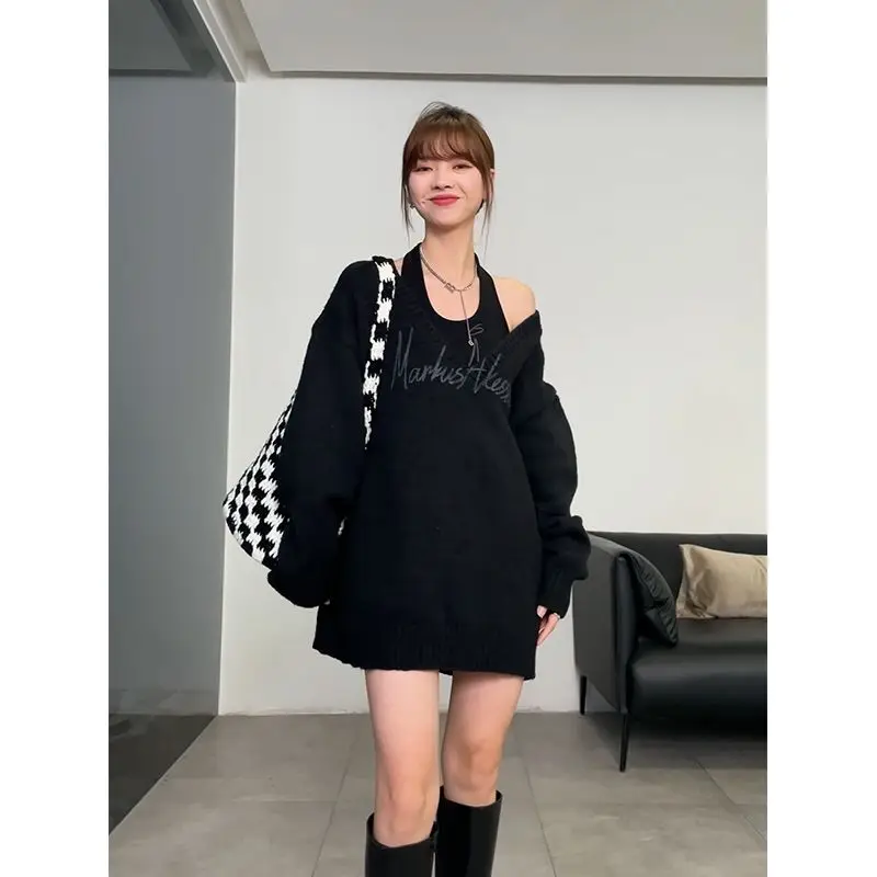 Temperament design sense niche loose V-neck mid-length sweater knitted sweater hanging neck small suspender 2-piece set
Temperament design sense niche loose V-neck mid-length sweater knitted sweater hanging neck small suspender 2-piece set