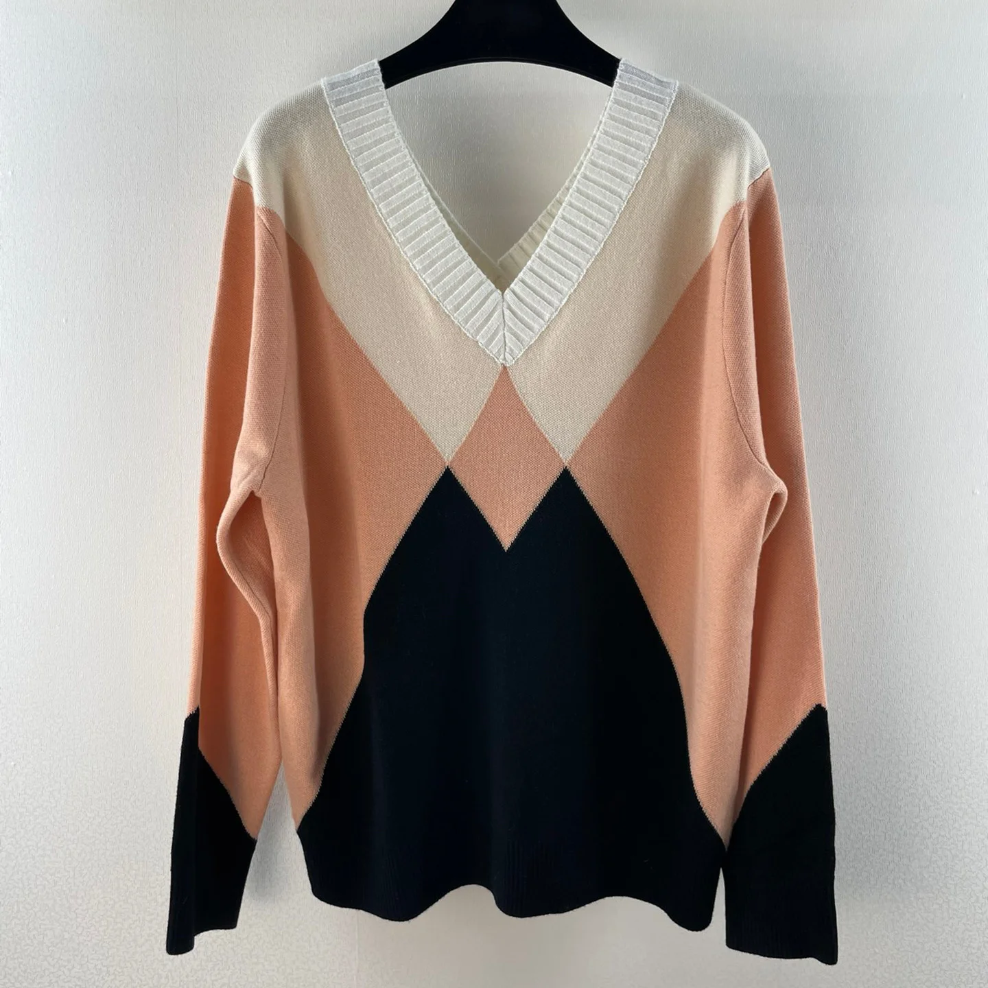 Casual Sweater V-Neck Brand Design High Quality Cashmere Pullover Famous Geometric Colorblock Luxury Knitwear Long Sleeve Top
Casual Sweater V-Neck Brand Design High Quality Cashmere Pullover Famous Geometric Colorblock Luxury Knitwear Long Sleeve Top