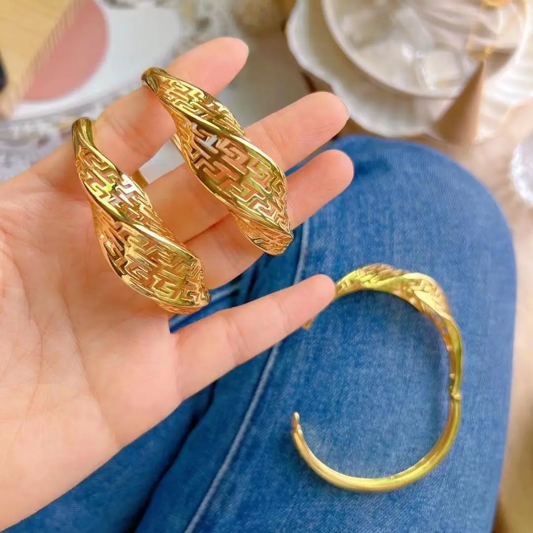 3 шт., набор винтажных браслетов золотого цвета для женщин, модные ювелирные изделия из Дубая, свадебные браслеты, полые браслеты в форме цеп...
3 шт., набор винтажных браслетов золотого цвета для женщин, модные ювелирные изделия из Дубая, свадебные браслеты, полые браслеты в форме цеп...