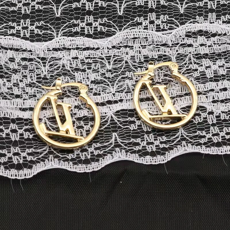 Большие серьги с жемчугом в французском ретро-стиле 
Большие серьги с жемчугом в французском ретро-стиле