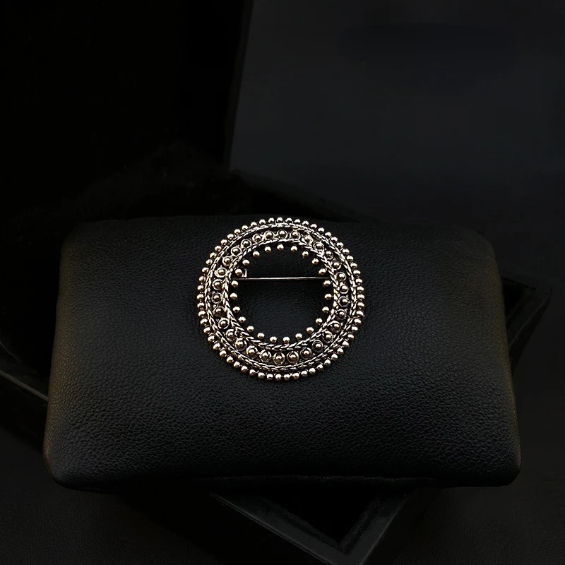 Upscale Retro Versatile Ring Brooch for Women Suit Cardigan Shawl Clasp Accessories Round Pins Fixed Clothes Decoration Jewelry
Upscale Retro Versatile Ring Brooch for Women Suit Cardigan Shawl Clasp Accessories Round Pins Fixed Clothes Decoration Jewelry